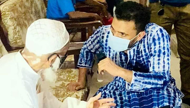 চেষ্টা করে মঞ্চে উঠতে ব্যর্থ, বৃদ্ধের কাছে নিজেই গেলেন মাশরাফি