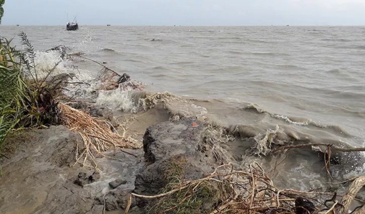 ভাঙনে বিলীন হচ্ছে বসতবাড়ি, আতঙ্কে ৩ হাজার পরিবার