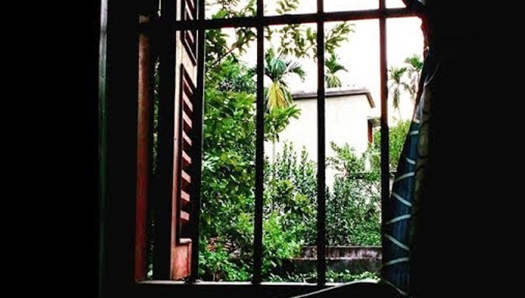 জানালা দিয়ে মাদরাসাছাত্রীর মুখে অ্যাসিড নিক্ষেপ