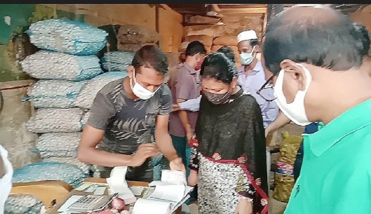 লাকসামে পিয়াজের ৭ মজুতদারকে ভ্রাম্যমান আদালতের জরিমানা