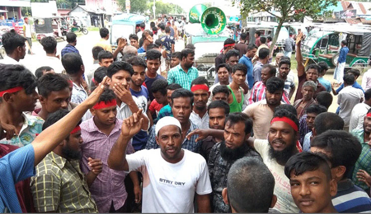 নান্দাইলে সিএনজি ও অটোরিকশার চাঁদাবাজি বন্ধের দাবিতে শ্রমিক বিক্ষোভ