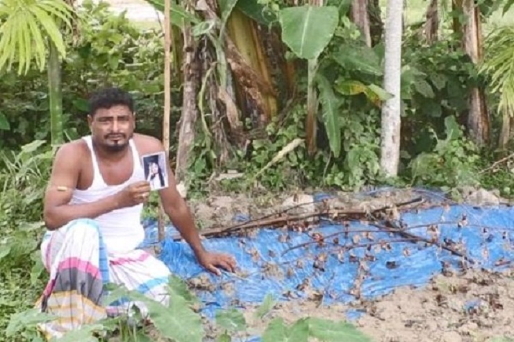 মেয়ের কবরের পাশে বসে অনশনরত বাবার আর্তনাদ