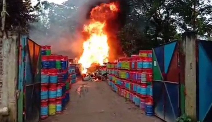মুন্সীগঞ্জে এলপি গ্যাসের গুদামে অগ্নিকাণ্ড