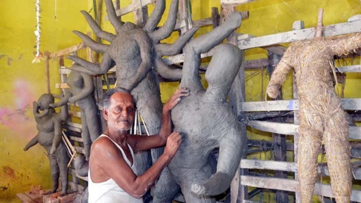 প্রতিমা তৈরিতে ব্যস্ত মৃৎশিল্পীরা