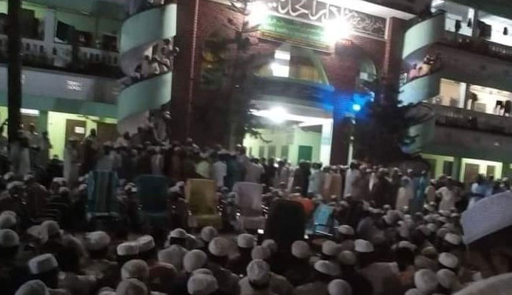যে কারণে হাটহাজারী মাদ্রাসায় শিক্ষার্থীদের বিক্ষোভ