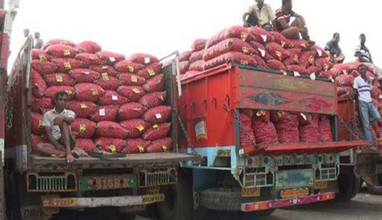 প্রবেশদ্বারে অপেক্ষমাণ ভারতের পেঁয়াজ বোঝাই ৩০০ ট্রাক