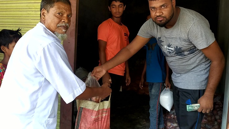 দামুড়হুদায় ৩০ টাকা কে‌জি দ‌রে টিসি‌বির পিয়াজ বি‌ক্রি