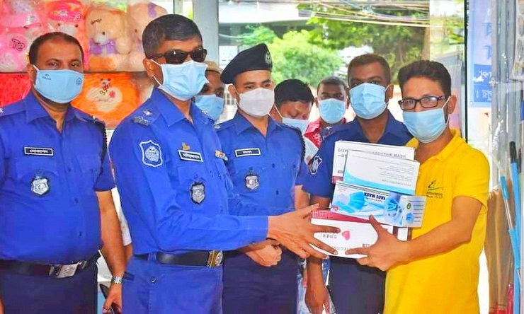 বিনামূল্যে মাস্ক বিতরন করলেন ফরিদপুর পুলিশ সুপার