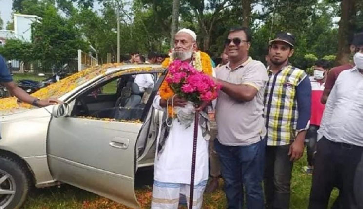 শিশু ধর্ষণচেষ্টা মামলার আসামি জামিনে এসে পেলেন ফুলের মালা