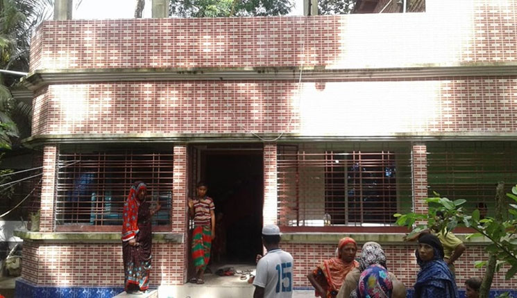 ধর্ষণের ভয় দেখিয়ে ডাকাতি, টাকা-স্বর্ণালঙ্কার লুট