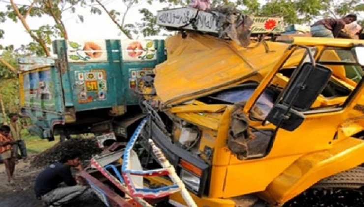 ট্রাকের দরজা কেটে বের করা হলো হেলপারের ক্ষত-বিক্ষত লাশ