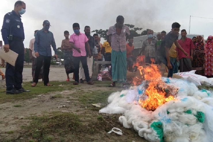 গলাচিপায় পোড়ানো হলো নিষিদ্ধ কারেন্ট জাল
