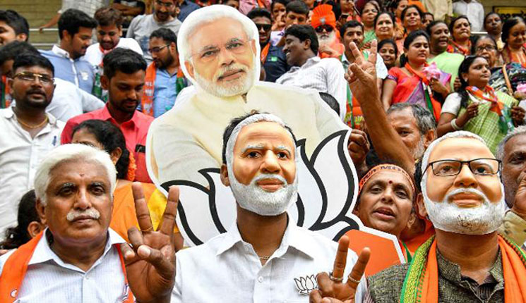 দেশ করোনায় ডুবলেও জেগে আছে মোদির মাহাত্ম্য