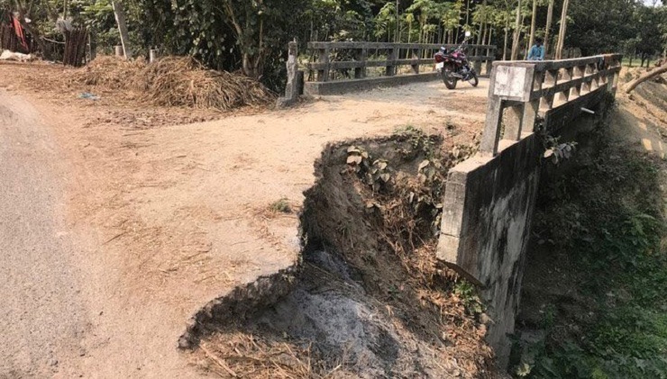 রণবীরবালা-ফুলবাড়ি আঞ্চলিক সড়ক এখন মরণফাঁদ