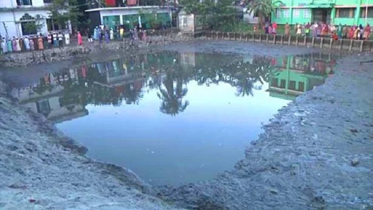 গভীর রাতে ভরাট হলো ৯৫ বছরের পুরোনো পুকুর