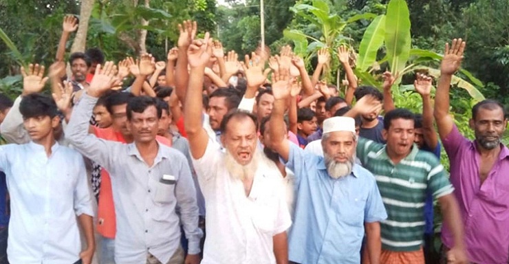 ঘুষ নেয়ায় নারী মেম্বারের বিরুদ্ধে বিক্ষোভ এলাকাবাসীর