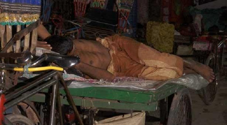 যেখানে রাত সেখানেই কাত তারা