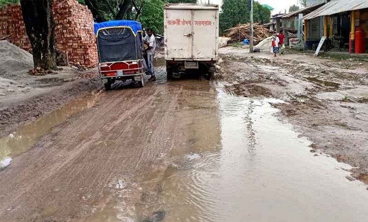 উপজেলা সদরের মূল সড়ক বেহালে, সংস্কারের দাবি