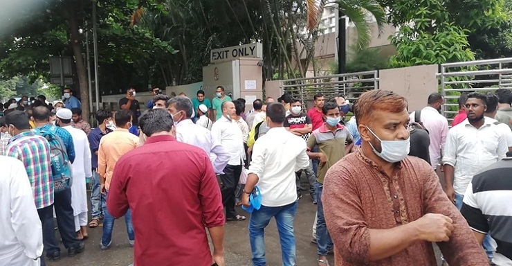 কারওয়ান বাজারে সকাল থেকে সৌদি প্রবাসীদের বিক্ষোভ