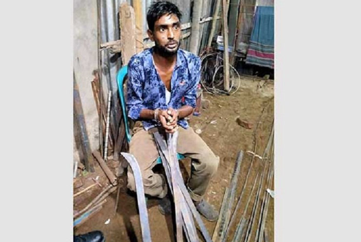 নেত্রকোনায় রামদা বানানোর সময় হাতেনাতে যুবক আটক