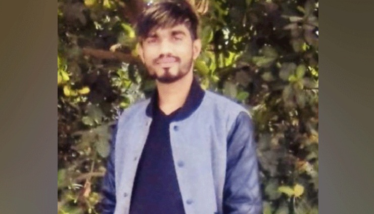 তরুণীর নগ্ন ছবি তুলে টাকা দাবি করেন তিনি