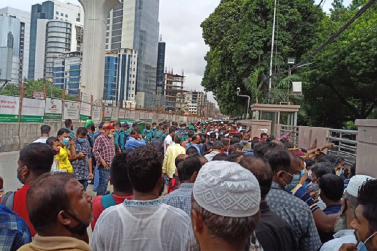 চাকরি বাঁচাতে সৌদি প্রবাসীদের বিক্ষোভ চলছে