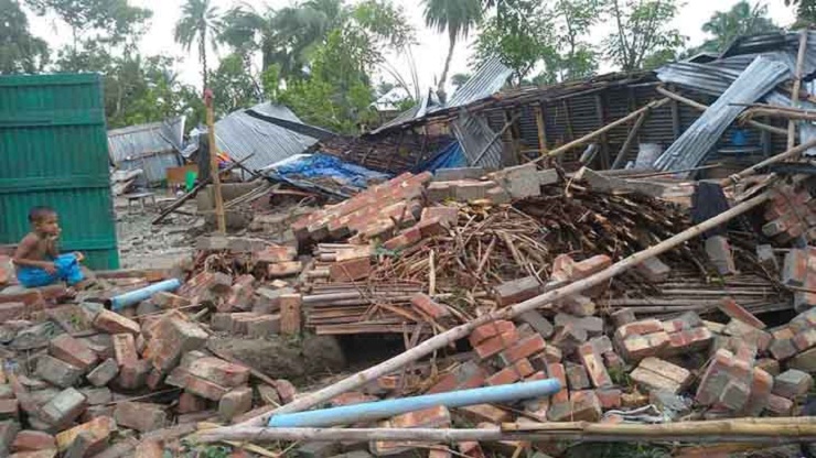 ১০ মিনিটের ঘূর্ণিঝড়ে শতাধিক ঘরবাড়ি বিধ্বস্ত
