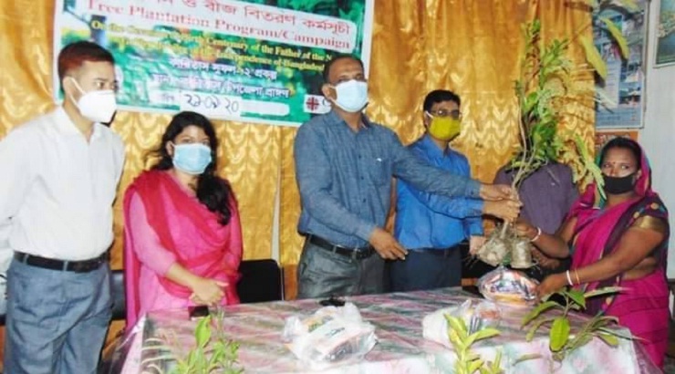 রাঙ্গুনিয়ায় কারিতাস’র উদ্যোগে বীজ ও গাছের চারা বিতরণ
