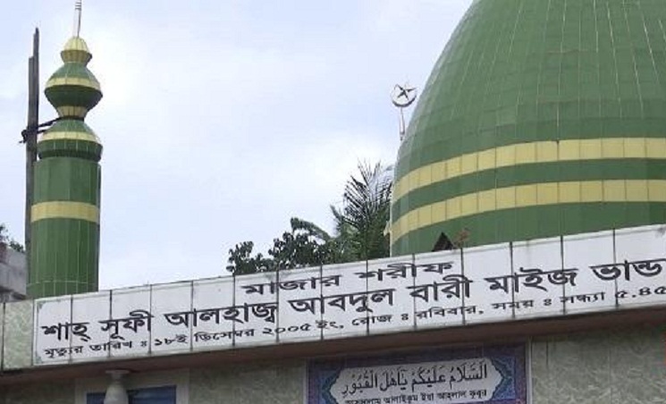 মালেকের বাবার নামে প্রতিষ্ঠিত মাজারে যেতেন নায়ক-নায়িকা