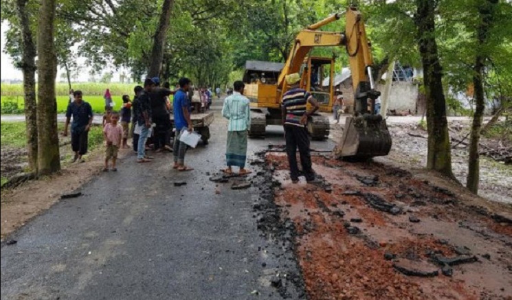 ১৯ কোটি টাকার রাস্তার কার্পেটিং ৭দিনেই উঠে গেল
