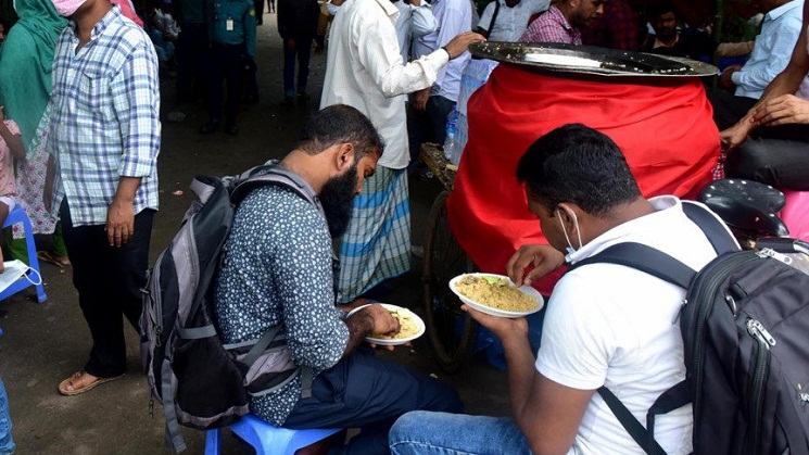 টাকা না থাকায় সৌদিপ্রবাসীরা ঘুমালেন রাস্তায়!