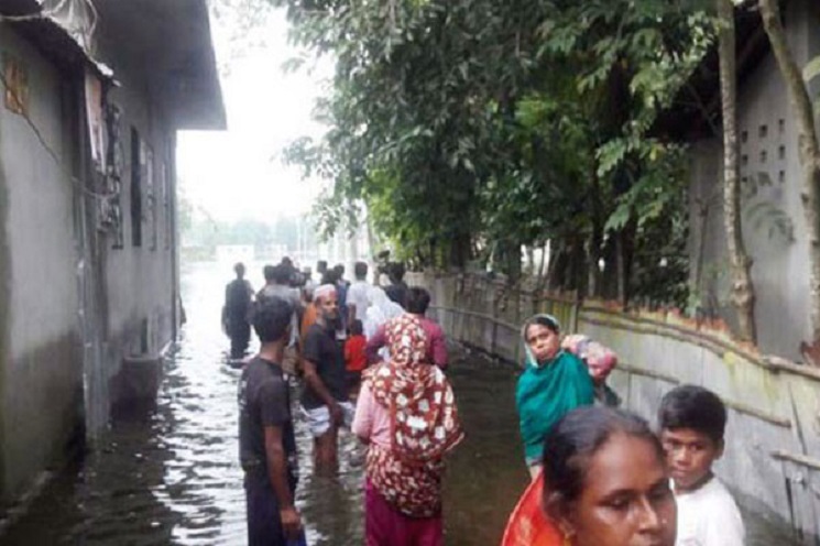 দুই সন্তানকে বাঁচাতে পানিতে ঝাঁপ দিলেন মা