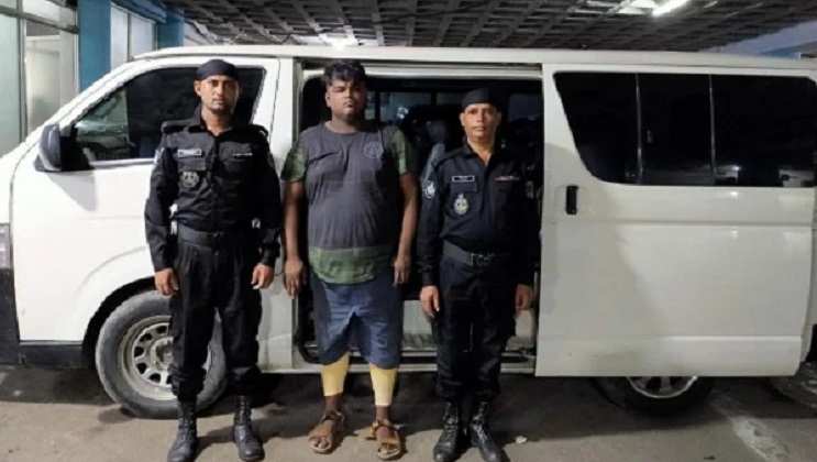 মুগদা থেকে অস্ত্রধারী সন্ত্রাসী মঞ্জুর গ্রেফতার