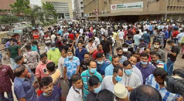 টিকিট পেতে বিমান কার্যালয়ে সৌদি প্রবাসীদের ভিড়