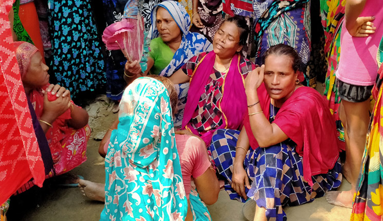 নৌকায় উঠতে গিয়ে চাচা-ভাতিজির মৃত্যু