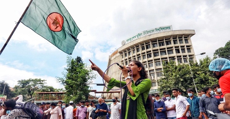 অগ্নিকন্যা আশাকে নিয়ে গর্বিত বাবা-মা