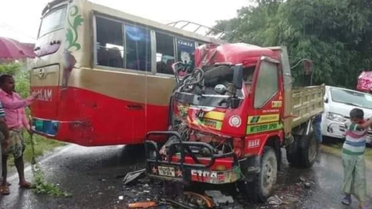 চকরিয়ায় সড়ক দুর্ঘটনায় নিহত ১,আহত ১২