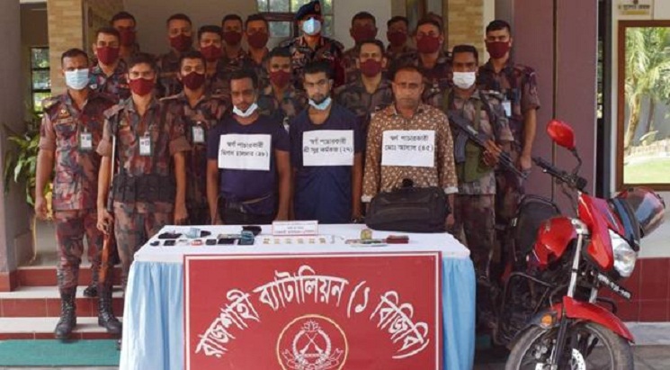রাজশাহীতে ১২টি স্বর্ণসহ গ্রেফতার ৩