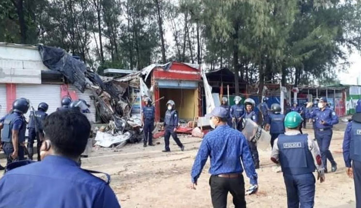 গুড়িয়ে দেওয়া হল সাগর পাড়ের অবৈধ স্থাপনা,পুলিশ-ব্যবসায়ী সংঘর্ষ : আটক ৮