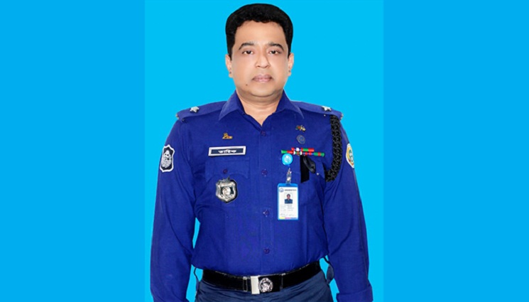 প্রকাশ্যে দর্জিকে চড় মারলেন ওসি