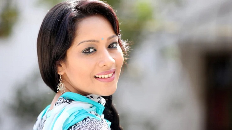 গিটার বাজানো শিখছেন মৌটুসী বিশ্বাস