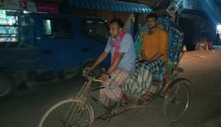 রিকশা চালিয়ে দুই পু‌লিশের রোমাঞ্চকর অ‌ভিযান, দণ্ডপ্রাপ্ত আসামি গ্রেফতার