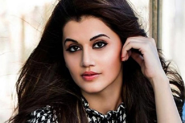 ভিড়ের মধ্যে পেছন থেকে তাপসী পান্নুর শরীরে হাত, অতঃপরins class=
