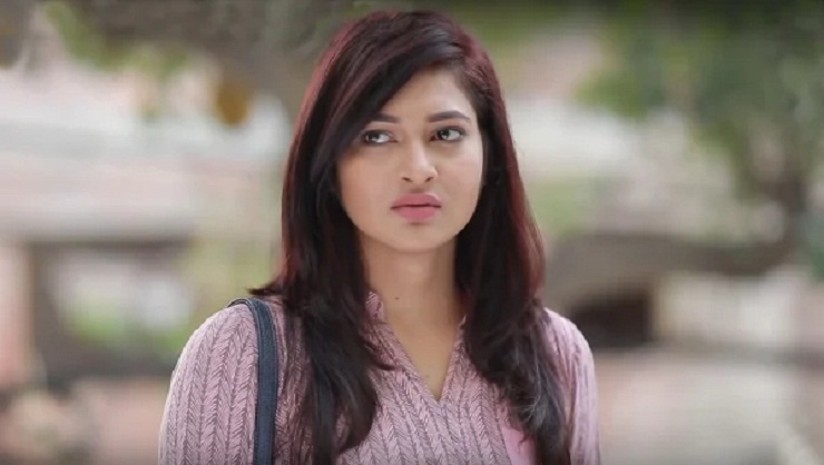 অন্তর্বাস পরে বয়ফ্রেন্ডের সাথে অন্তরঙ্গ অবস্থায় বাংলাদেশি মডেল