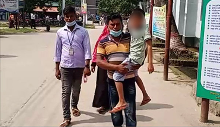 মারামারি প্রধান আসামি কোলে চড়ে আদালতে আসেন