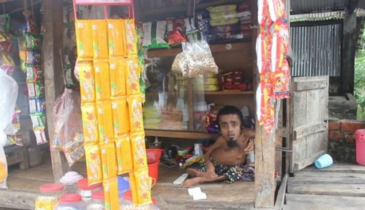 ছোট্ট দোকানেই জীবন সংগ্রাম ২৬ ইঞ্চির ফরিদের