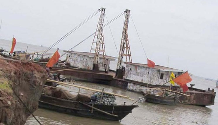 নদীবন্দরে ২ নম্বর নৌ হুঁশিয়ারি