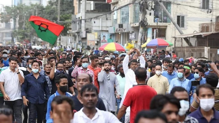 ঢাকা-১৮ উপনির্বাচন: তাবিথ-ইশরাককে নিয়ে বিএনপির প্রার্থীর গণসংযোগ