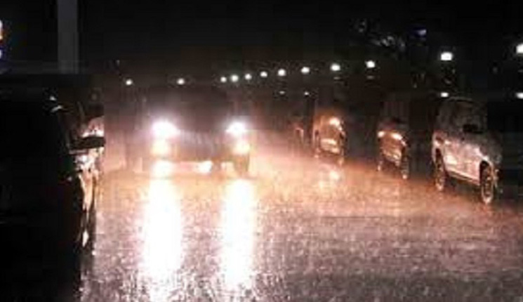 বৃষ্টিতে রাজধানীবাসীর ভোগান্তি