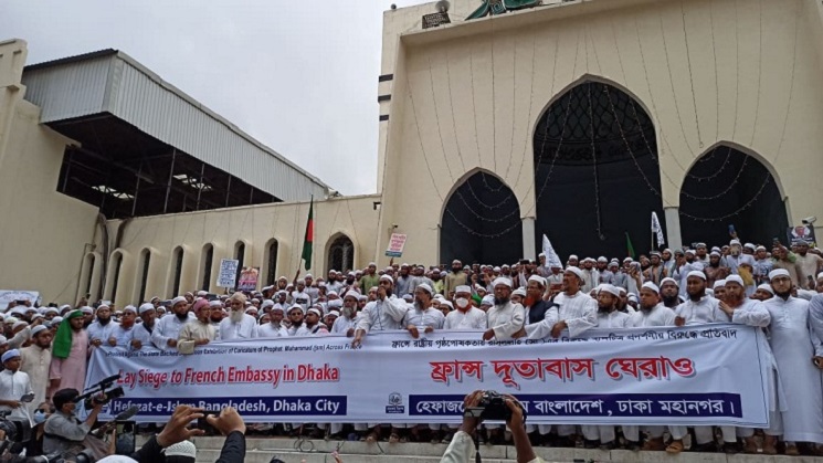 মহানবীর (সা.) ব্যঙ্গচিত্র প্রদর্শনের প্রতিবাদে বায়তুল মোকাররমে হেফাজতের বিক্ষোভ